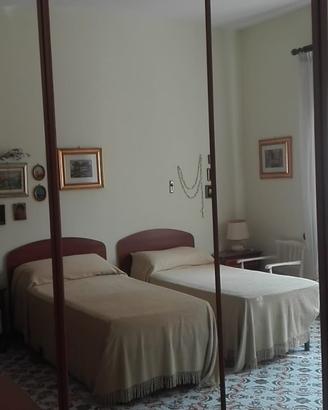 armadio a 5 ante  pannelli rivestiti di specchio