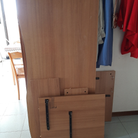 Scrivania grande con portacomputer e cassetto