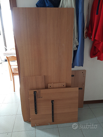 Scrivania grande con portacomputer e cassetto