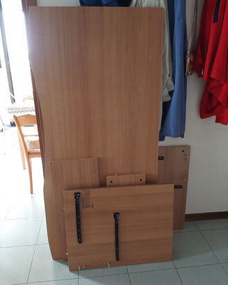 Scrivania grande con portacomputer e cassetto