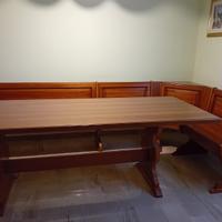 Tavolo con panca ad angolo da cucina o taverna