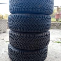 4 pneumatici con cerchi in lega e ruota di scorta 