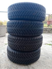 4 pneumatici con cerchi in lega e ruota di scorta 