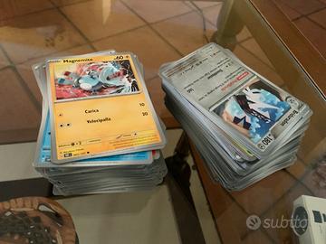 Oltre 100 carte dei Pokémon