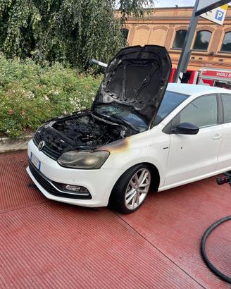 VW Polo INCENDIATA, SOLO PER RICAMBI / RIPARAZIONE