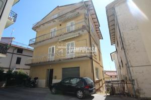 CASA SINGOLA CON DUE APPARTAMENTI, LABORATORIO, CA