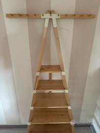Appendiabiti IKEA a scala con ripiani in legno