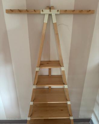 Appendiabiti IKEA a scala con ripiani in legno