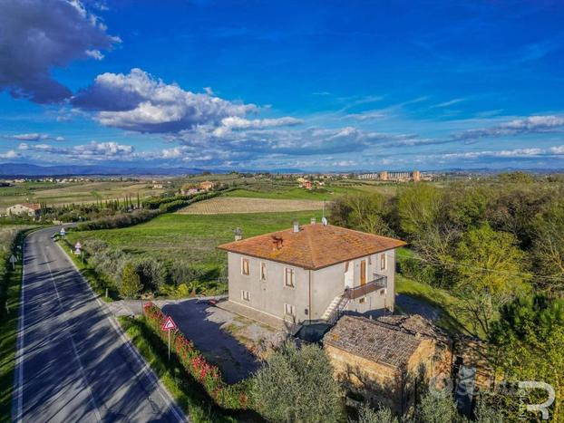 Montepulciano - Rustico ristrutturato con molto po