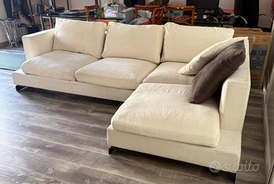 Divano bianco alcantara