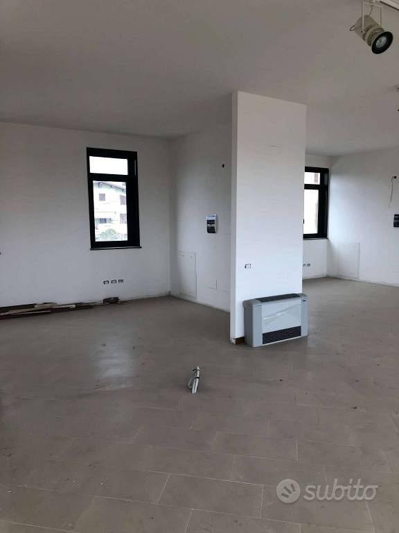 Immobile di 200 m² a Roncello - Altro