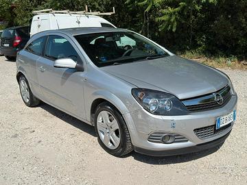 OPEL Astra - 2010