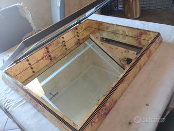 Vetrina con ripiani in vetro