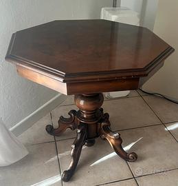 Tavolino ottagonale in legno stile classico.