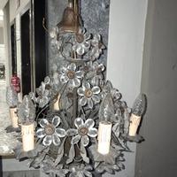 Lampadario in ferro battuto con fiori in cristallo