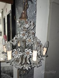 Lampadario in ferro battuto con fiori in cristallo