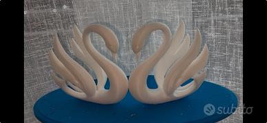 Coppia di cigni innamorati con base acqua