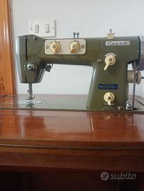 Macchina da cucire a pedale vintage