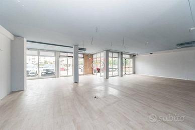 Immobile di 413 m² con 1 locale a Cesena