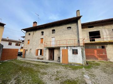CASA INDIPENDENTE TRICAMERE CON ANNESSO FABBRIC...