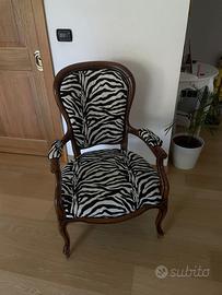 Poltrona stile barocco con rivestimento zebrato