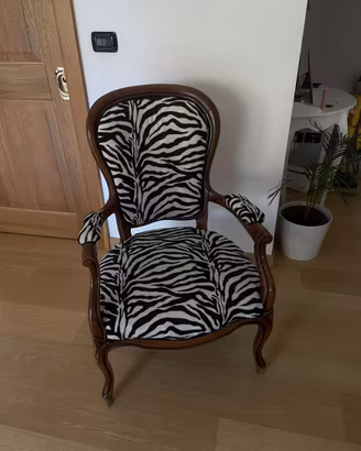 Poltrona stile barocco con rivestimento zebrato