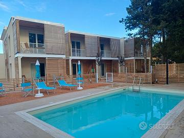 Bilocale con piscina comodo al centro e mare