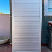 Armadietto verticale con ripiani