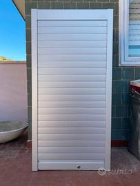 Armadietto verticale con ripiani