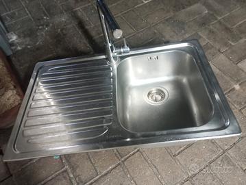 Lavello da incasso con miscelatore