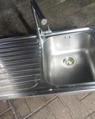 Lavello da incasso con miscelatore