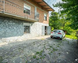 Casa Indipendente di ampie metrature con giardino