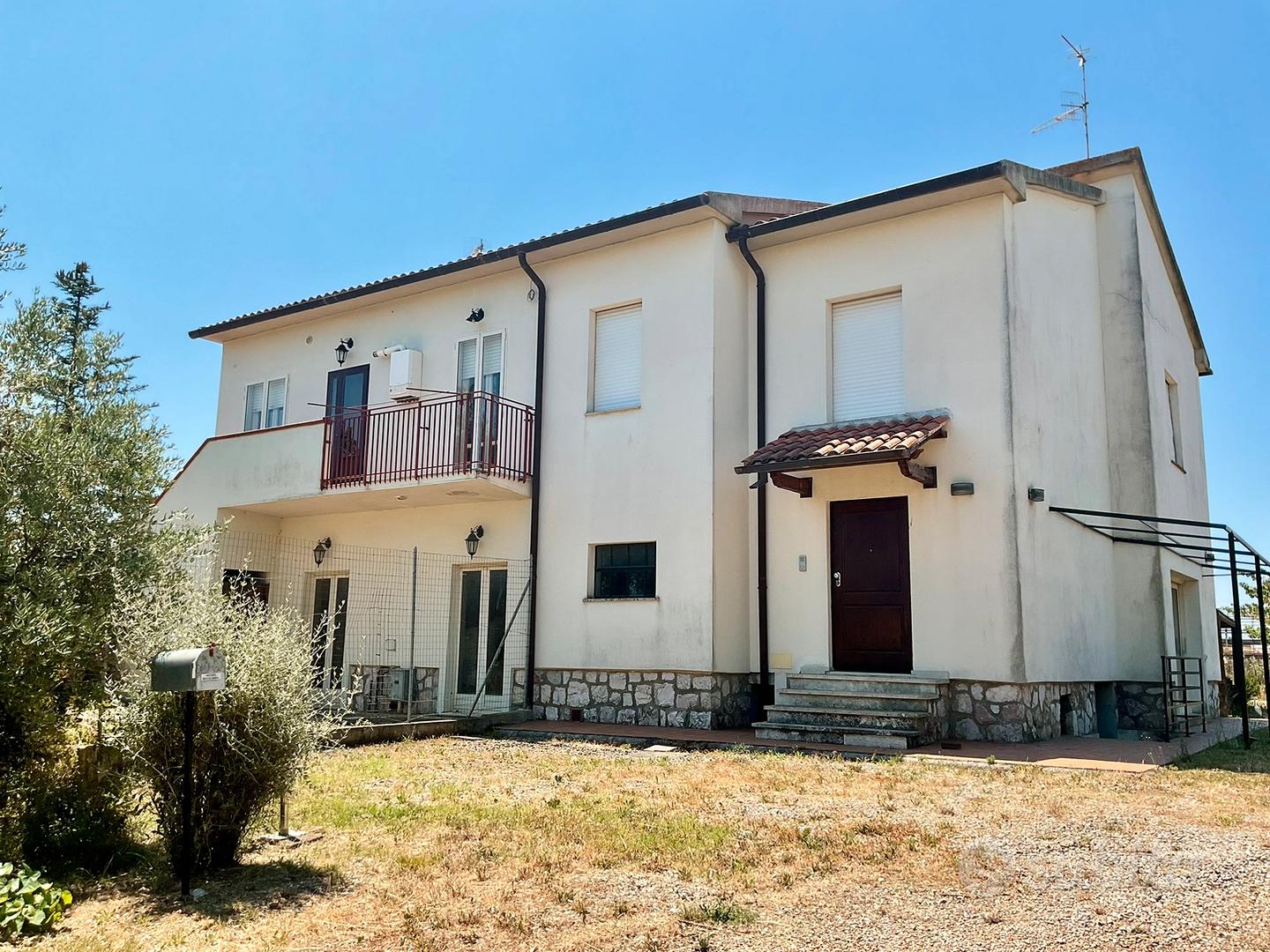 Casale con giardino, annesso e 5ha di seminativo - Vista 3