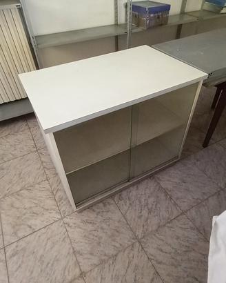 Mobiletto con ante scorrevoli in vetro