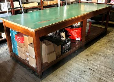 2 tavoli con cassetti, uso magazzino, negozio, ecc