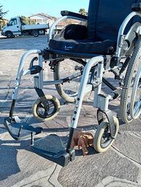 Carrozzina pieghevole manuale, sedia a rotelle