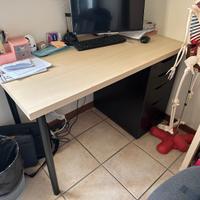 Scrivania con cassetti Ikea