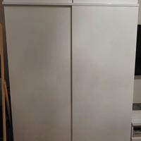 Armadio a due ante scorrevoli con due ripiani