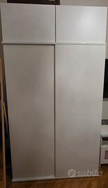 Armadio a due ante scorrevoli con due ripiani