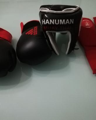 Accessori per kickboxing casco guantoni paracolpi