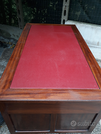 Vecchia scrivania in buone condizioni