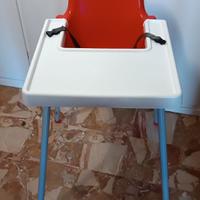 Seggiolone, giacche, pantaloni e indumenti vari