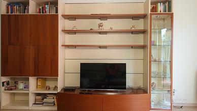 parete TV con cassettoni, vetrinetta