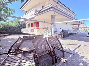 VILLA A SCHIERA A QUARTO