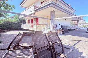 VILLA A SCHIERA A QUARTO