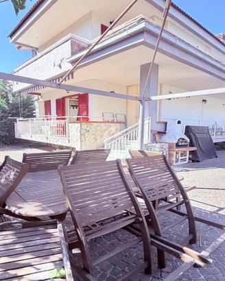 VILLA A SCHIERA A QUARTO