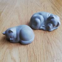 coppia di cuccioli-sculture