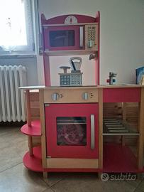 cucina in legno con accessori