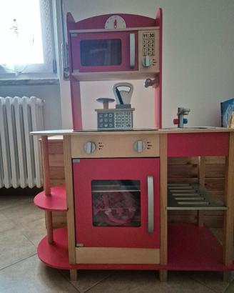 cucina in legno con accessori