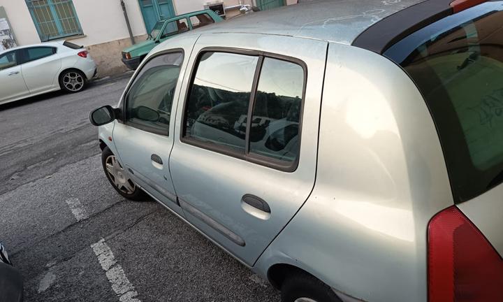 Clio 2 1.4 cambio automatico.